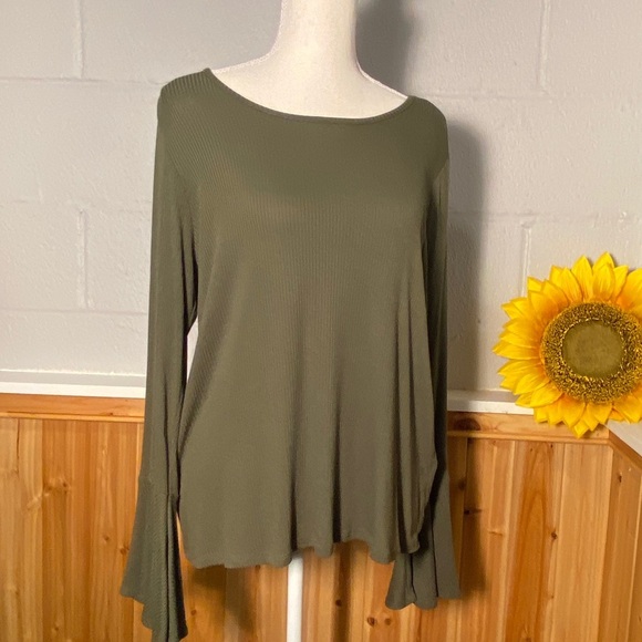 Bobeau Army Green Long Flutter Sleeve Top Size Large - Picture 2 of 10